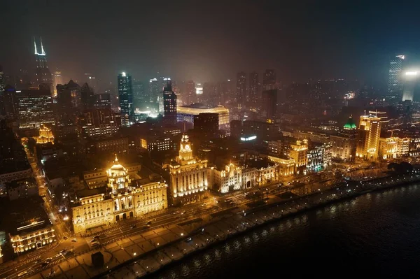 上海バンド中国の都市のスカイラインや高層ビルと上からの空の夜景 — ストック写真