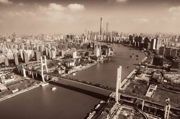 Çin 'de yoğun trafik varken Huangpu Nehri üzerindeki Şangay Nanpu Köprüsü.