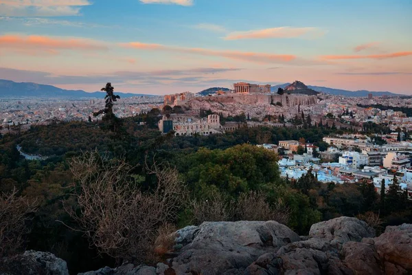 Atina 'nın ufuk çizgisi gün doğumuna dağ tepesinden Yunanistan' dan bakıldı.