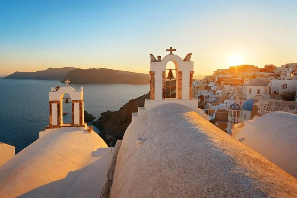 Santorini Taivaanrantaan Auringonlasku Kirkon Kellon Rakennusten Kreikassa — kuvapankkivalokuva