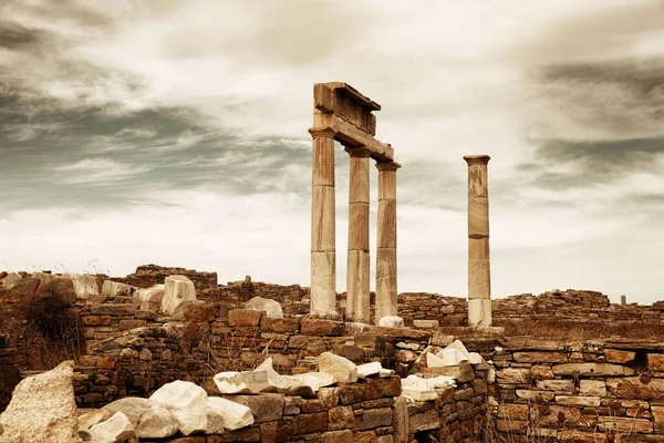 그리스 미코노스 델로스 역사적 폐허에 기둥들 — 스톡 사진