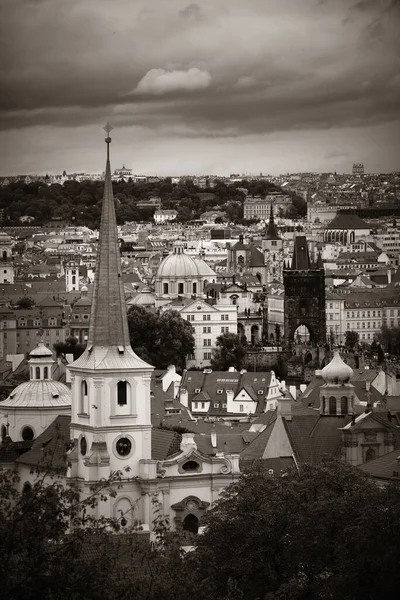 Prag Çek Cumhuriyeti Ndeki Tarihi Binalarla Çatısı Manzaralı — Stok fotoğraf
