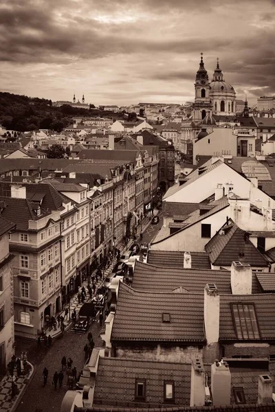 チェコ共和国の教会やドームとプラハのスカイラインの屋上ビュー — ストック写真