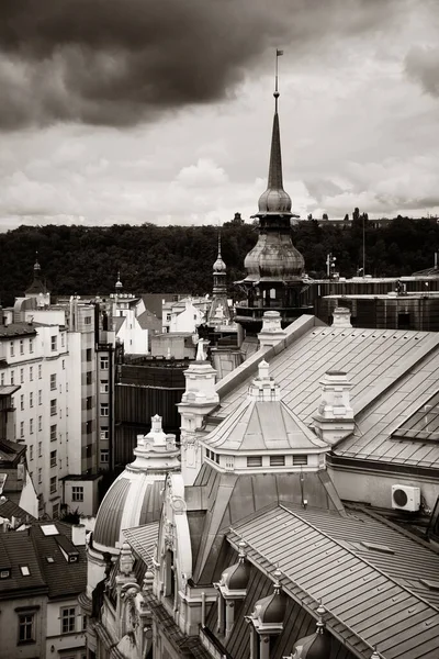 チェコ共和国の歴史的建造物とプラハのスカイライン屋上ビュー — ストック写真