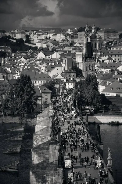 Çek Cumhuriyeti 'nde Prag ufuk çizgisi ve nehir üzerinden köprü.