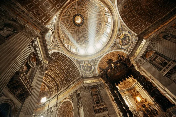 Basílica San Pedro Interior Con Haz Luz Ciudad Del Vaticano — Foto de Stock