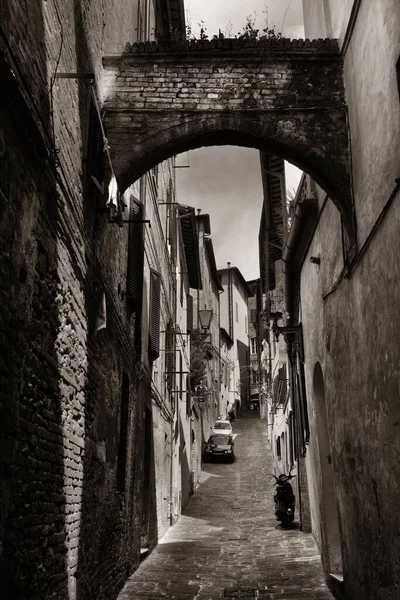 Vista Rua Com Edifícios Antigos Arcada Siena Itália — Fotografia de Stock