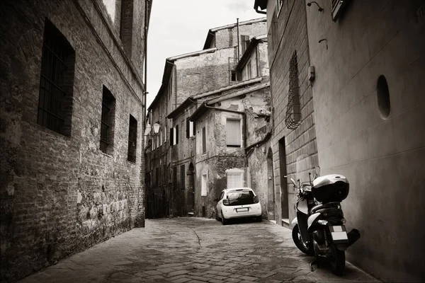Siena, İtalya 'da eski binalarla sokak manzarası.