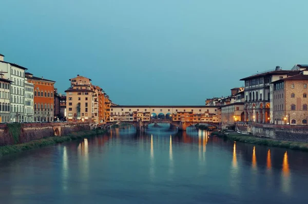 Floransa 'da gün batımından sonra Arno Nehri üzerinde Ponte Vecchio..