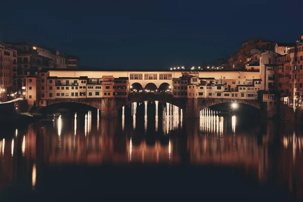 Ponte Vecchio gece Floransa 'da Arno Nehri üzerinde.