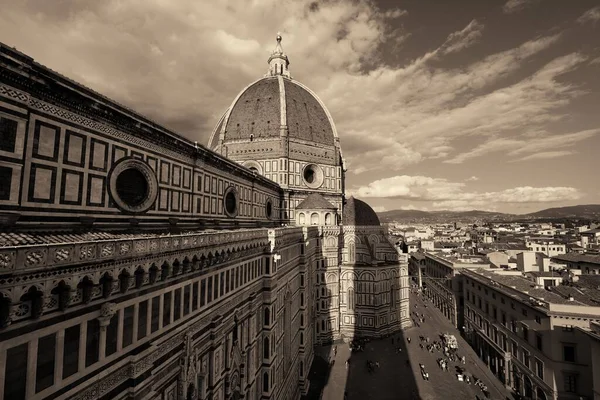フィレンツェのドゥオーモ サンタ マリア フィオーレ鐘楼の上から見たイタリア黒と白 — ストック写真