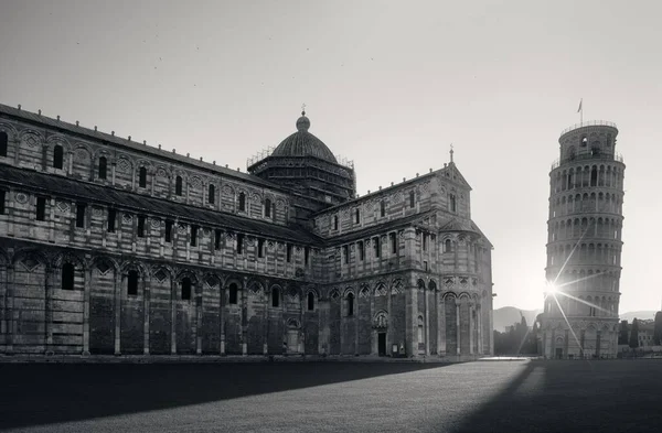 Gündoğumunda Talya Nın Pisa Şehrinde Dünyanın Bilinen Simgesi Olarak Uzanan — Stok fotoğraf
