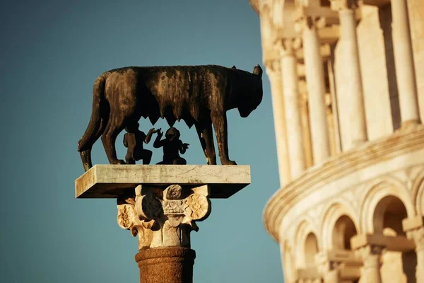 Torre Pendente Con Scultura Lupo Capitolino Lupa Pisa Italia Come — Foto Stock