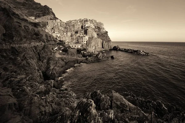 Budynku Nad Klifem Cinque Terre Włoszech Roztacza Się Widok Morze — Zdjęcie stockowe