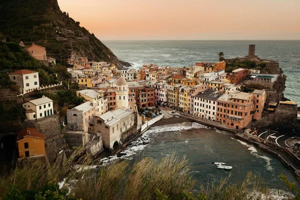 Baie Vernazza Avec Des Bâtiments Sur Des Rochers Dessus Mer — Photo