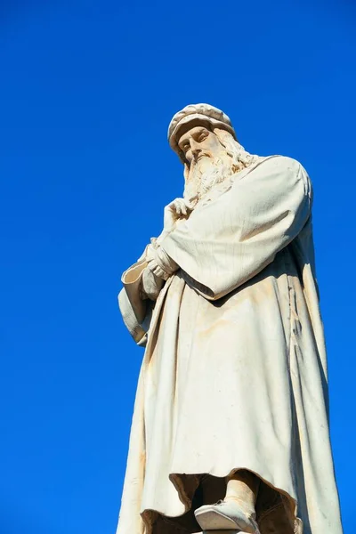 Monumento Leonardo Vinci Con Sua Statua Piazza Della Scala Milano — Foto Stock