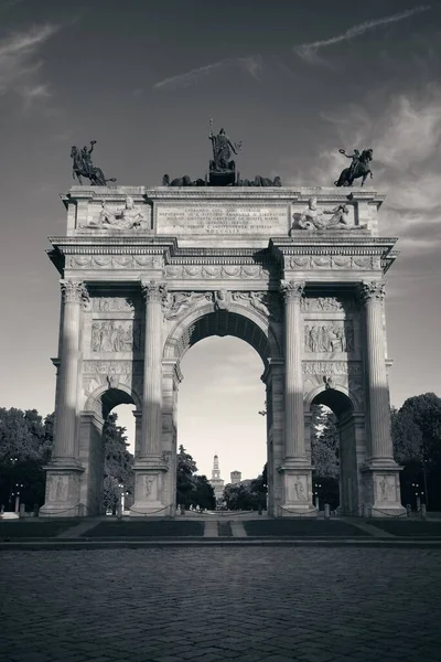 Barış Kemeri, veya İtalyanca Arco della Pace, Milano, İtalya.