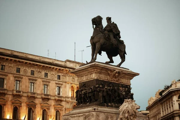 Monumento Rey Víctor Manuel Plaza Catedral Piazza Del Duomo Italiano — Foto de Stock