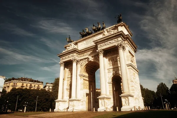 Barış Kemeri, veya İtalyanca Arco della Pace, Milano, İtalya.