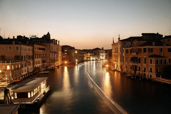 Θέα Στο Κανάλι Της Βενετίας Νύχτα Ιστορικά Κτίρια Και Μονοπάτι — Φωτογραφία Αρχείου