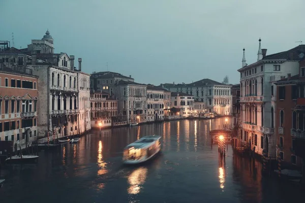 威尼斯大运河日出和船 — 图库照片
