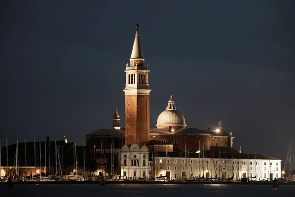 イタリアのヴェネツィアで夜のサン ジョルジョ マッジョーレ教会 — ストック写真