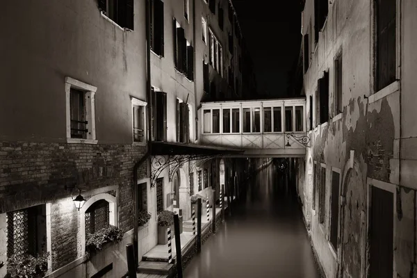 Eine Fußgängerbrücke Venezianischen Kanal Bei Nacht Mit Historischen Gebäuden Italien — Stockfoto