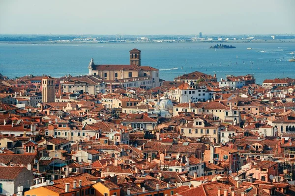 上から見たヴェネツィアのスカイラインは 聖マルコ広場の時計塔で イタリア — ストック写真