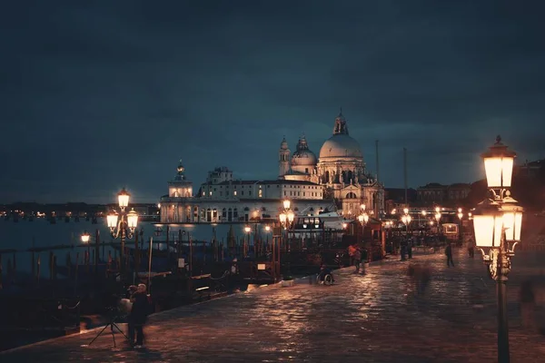Venetsia Yöllä Santa Maria Della Salute Kirkon Historiallisten Arkkitehtuurien Kanssa — kuvapankkivalokuva