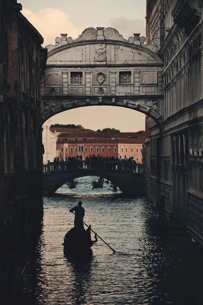 Venedik Talya Nın Ünlü Simgesi Gondolu Olarak Çekiş Köprüsü — Stok fotoğraf