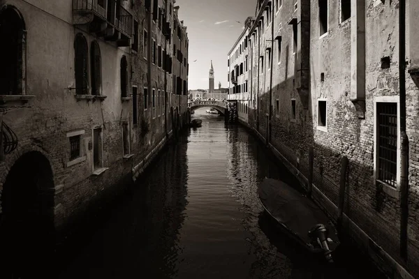 Glockenturm Inmitten Historischer Gebäude Venedig Italien — Stockfoto