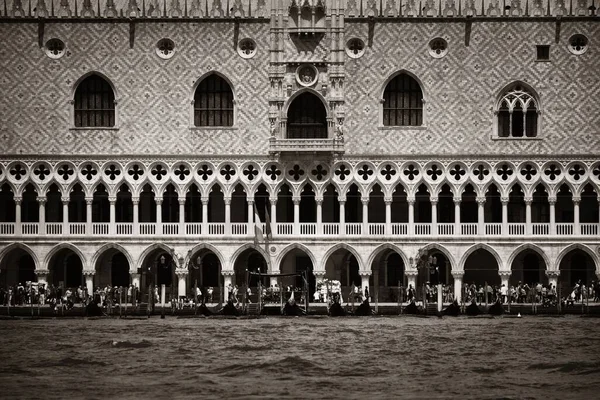 Piazza San Marco Venedik, İtalya, su üzerinde Doge Sarayı.