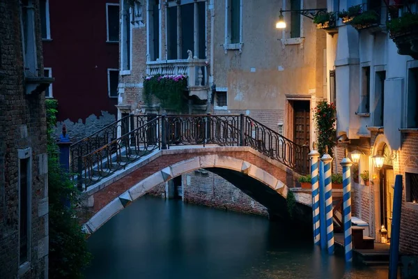 Venedig Kanalblick Bei Nacht Mit Brücke Und Historischen Gebäuden Italien — Stockfoto