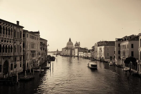 意大利威尼斯Santa Maria Della Salute教堂和大运河与船的单色景观 — 图库照片