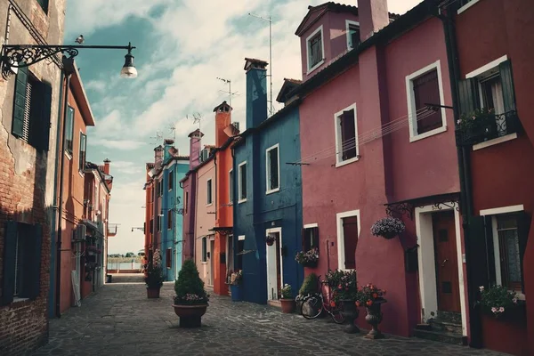 Burano renkli tarihi binaların sokak manzarası. Venedik, İtalya.