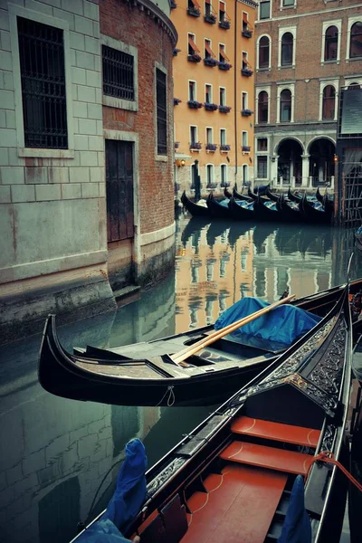 Gondola Πάρκο Στο Νερό Στο Κανάλι Της Βενετίας Ιστορικά Κτίρια — Φωτογραφία Αρχείου