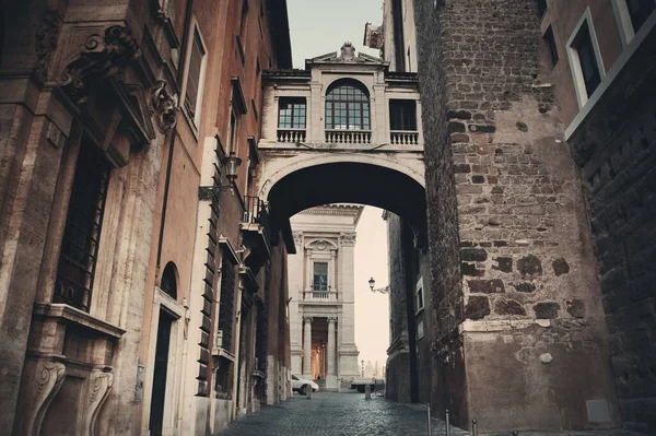 Vista Calle Con Arco Cerca Del Ayuntamiento Roma Italia —  Fotos de Stock