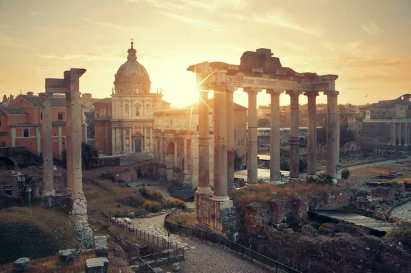 Roma Forumu 'nda güneş ışığıyla birlikte antik mimarinin kalıntıları vardı. İtalya.