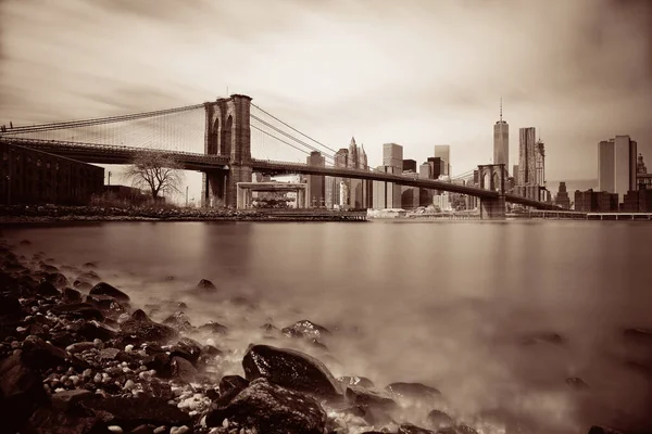 Playa Guijarros Con Puente Brooklyn Horizonte Del Centro Manhattan Ciudad —  Fotos de Stock