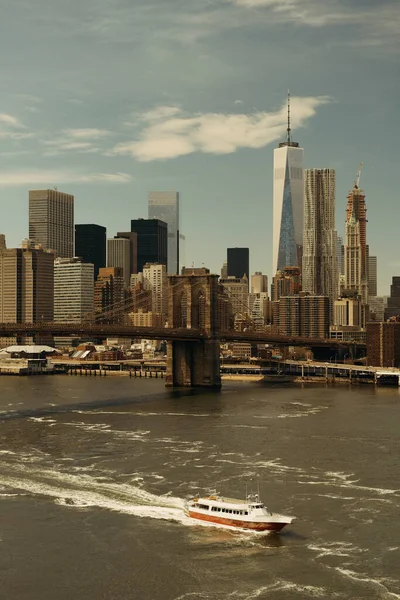 Brooklyn Bridge Och Manhattan Skyline Med Båt New York City — Stockfoto