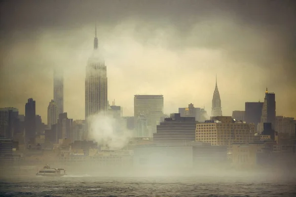 Midtown Manhattan Skyskrapor Och Båt Dimma New York City — Stockfoto