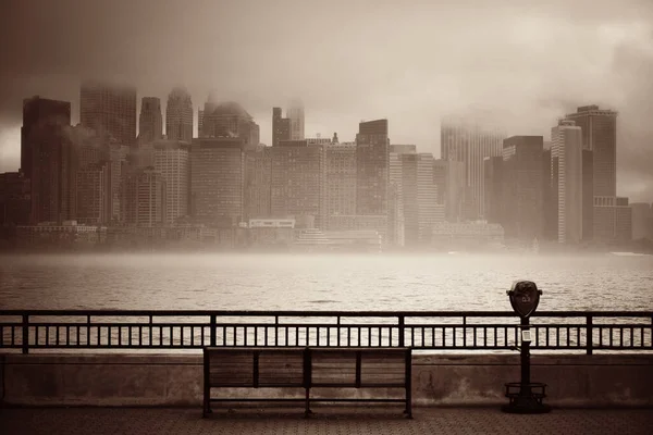 New York City şehir merkezi iş bölgesinde sisli bir günde parktan izleniyor.