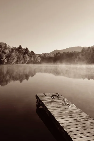 Nevoeiro Lago Com Folhagem Outono Montanhas Com Reflexão Nova Inglaterra — Fotografia de Stock