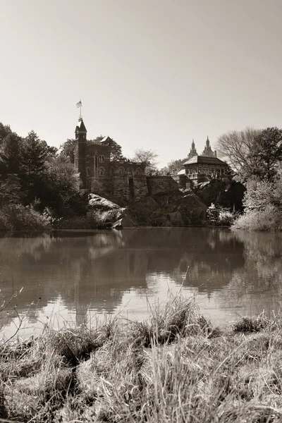 Belvedere Şatosu ve Sonbahar yeşillikleri Central Park 'ta, Manhattan' ın merkezinde.