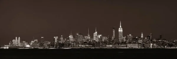 ニューヨークのミッドタウンのスカイライン ハドソン川を見下ろす高層ビルが夜にニュージャージー州から見られる — ストック写真