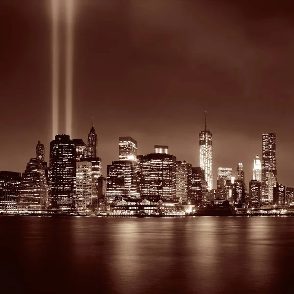 ニューヨーク市のダウンタウンと9月11日の夜のトリビュート — ストック写真