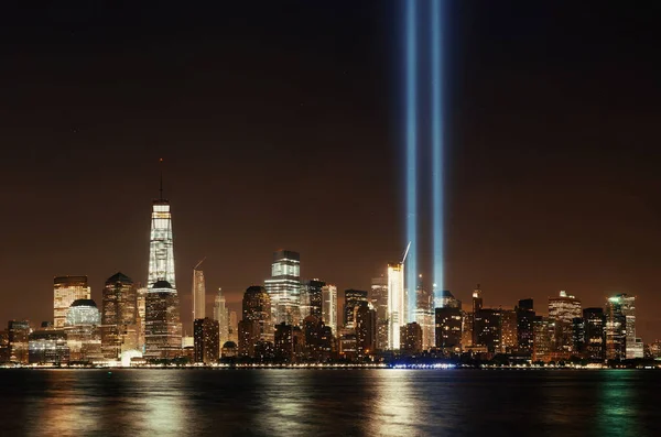 New York şehir merkezi şehir mimarisi gece ve 11 Eylül anma ışığı