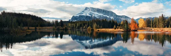 Two Jack Lake Snow Mountain Autumn Foliage Water Reflection Banff — Stock Photo, Image