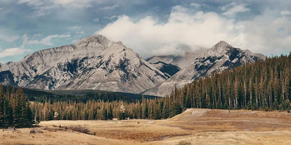 Panorama Krajobrazu Parku Narodowego Banff Kanadzie Pokrytą Śniegiem Górą — Zdjęcie stockowe