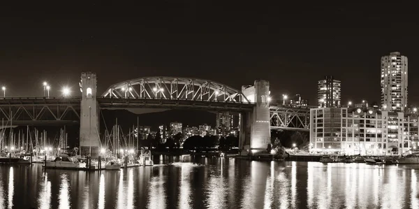在晚上与桥和船的全景温哥华福溪 — 图库照片